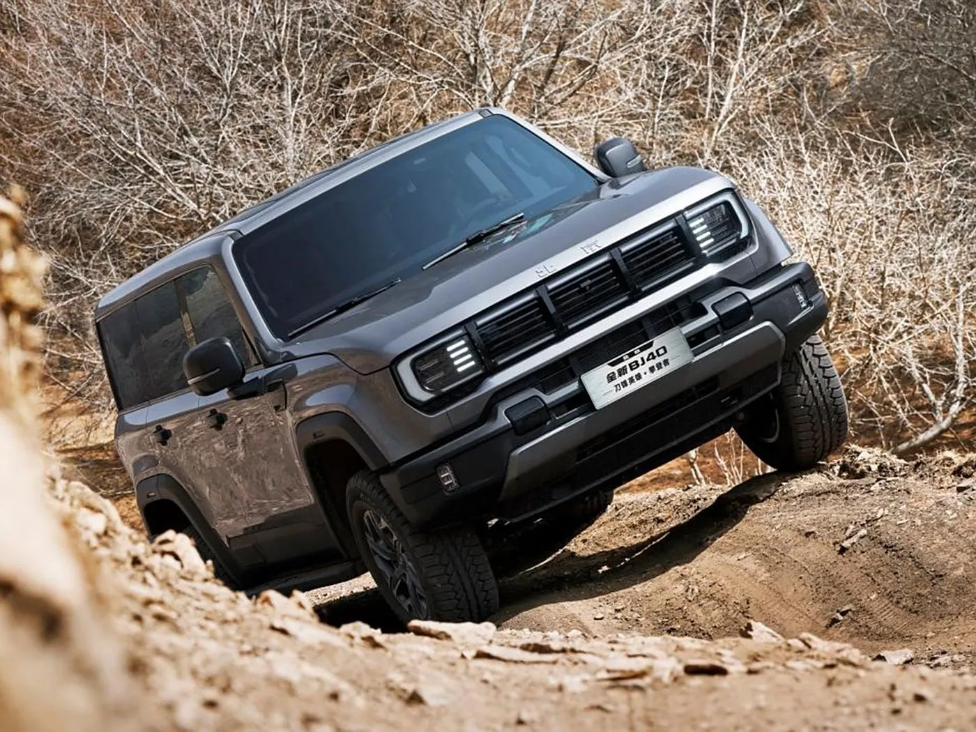 Beijing offroad BJ40 compacte SUV met 4WD, tank van 85 liter en panoramische camera met lange wielbasis
