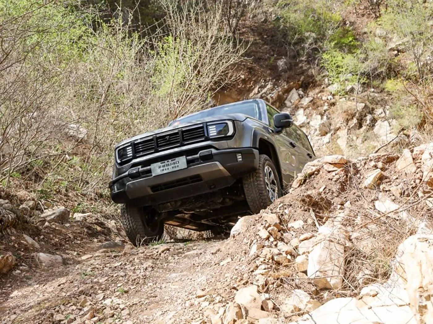 Beijing offroad BJ40 compacte SUV met 4WD, tank van 85 liter en panoramische camera met lange wielbasis