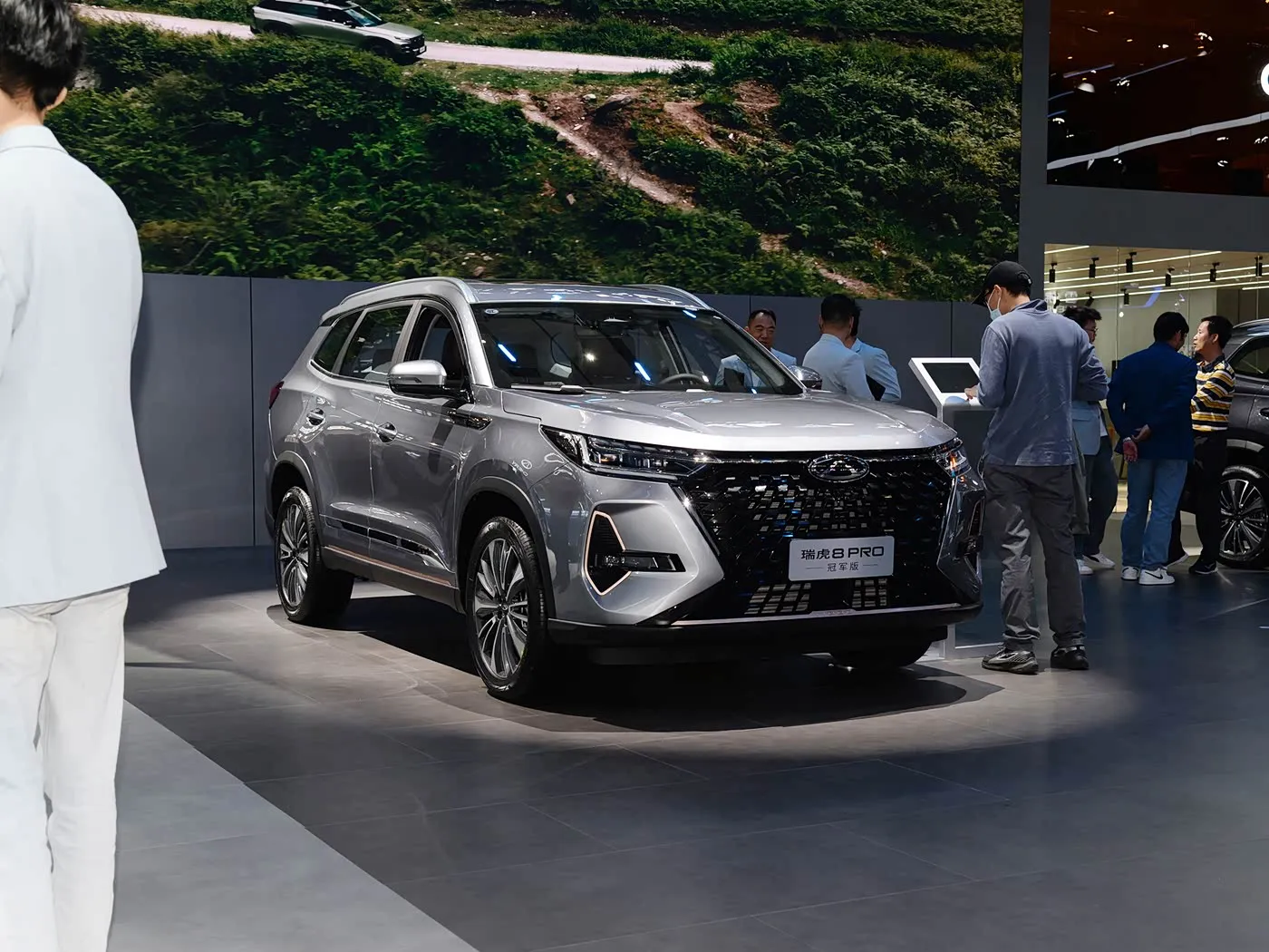 Chery Tiggo 8 Pro Luxe gezins-SUV Automatische versnellingsbak Achteruitrijcamera R18 Links Benzine Donker lederen stoelen Euro VI-emissie AWD