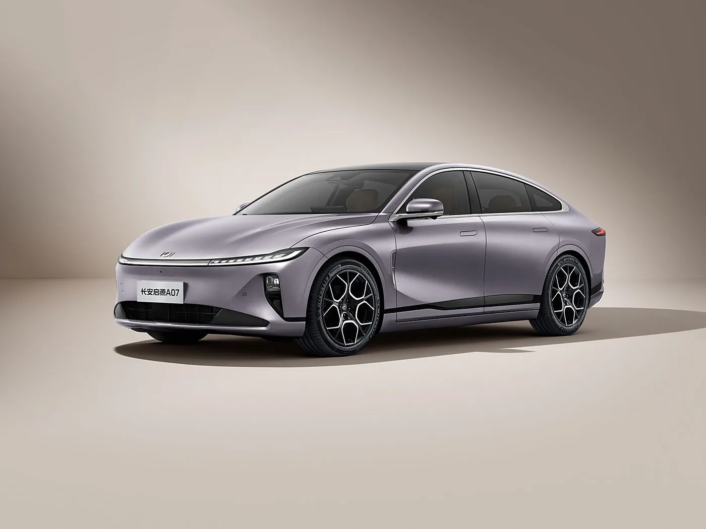 Changan Qiyuan A07 Hybrid EV Sedan Nieuw energievoertuig uit China Bereik van 1200 km Automatische versnellingsbak 5 zitplaatsen 175 km/u Snelheid R19 Bandenmaat