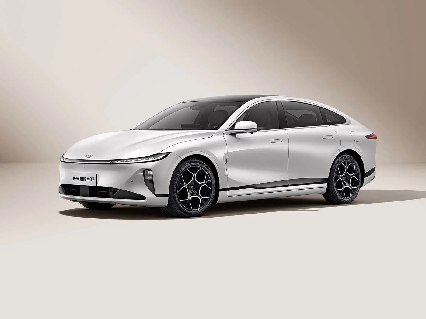 Changan Qiyuan A07 Hybrid EV Sedan Nieuw energievoertuig uit China Bereik van 1200 km Automatische versnellingsbak 5 zitplaatsen 175 km/u Snelheid R19 Bandenmaat
