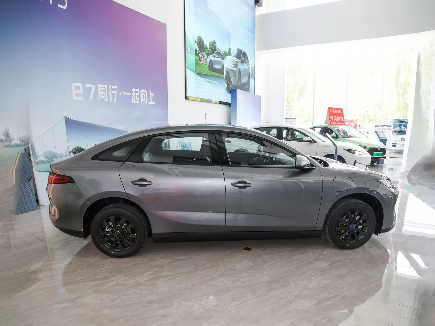 Nieuw model BYD E7 EV-auto 150 km/u Topsnelheid 136 pk 180 Nm koppel 5-zits elektrisch voertuig