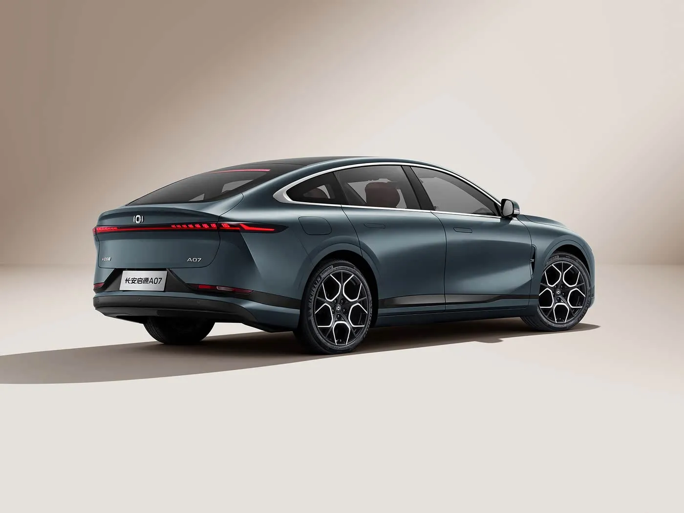 Changan Qiyuan A07 Hybrid EV Sedan Nieuw energievoertuig uit China Bereik van 1200 km Automatische versnellingsbak 5 zitplaatsen 175 km/u Snelheid R19 Bandenmaat