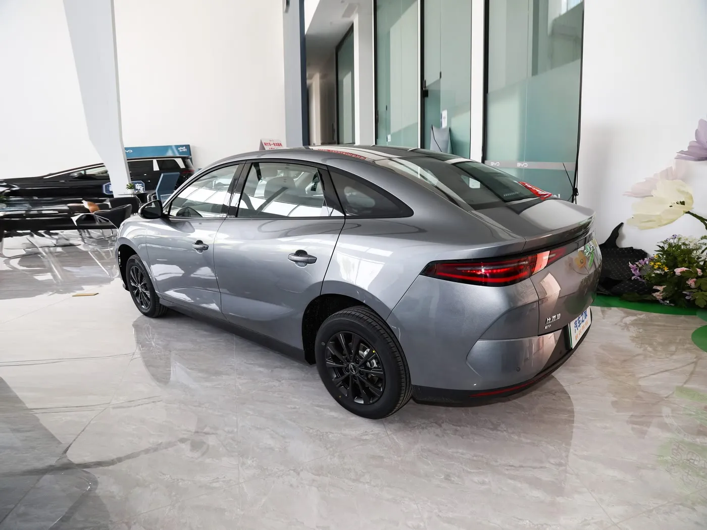 Nieuw model BYD E7 EV-auto 150 km/u Topsnelheid 136 pk 180 Nm koppel 5-zits elektrisch voertuig