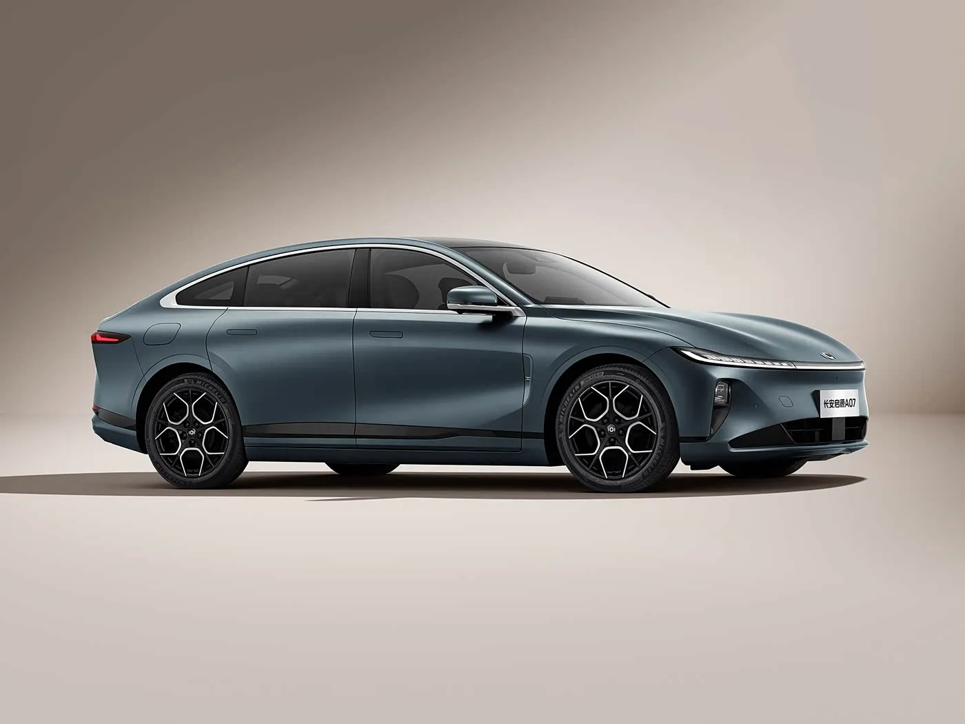 Changan Qiyuan A07 Hybrid EV Sedan Nieuw energievoertuig uit China Bereik van 1200 km Automatische versnellingsbak 5 zitplaatsen 175 km/u Snelheid R19 Bandenmaat