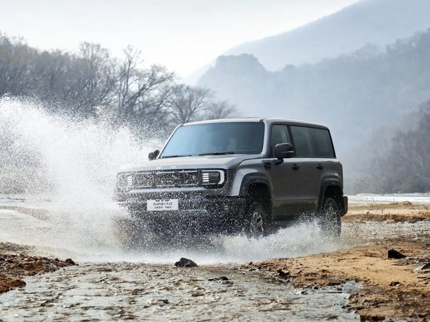Beijing offroad BJ40 compacte SUV met 4WD, tank van 85 liter en panoramische camera met lange wielbasis