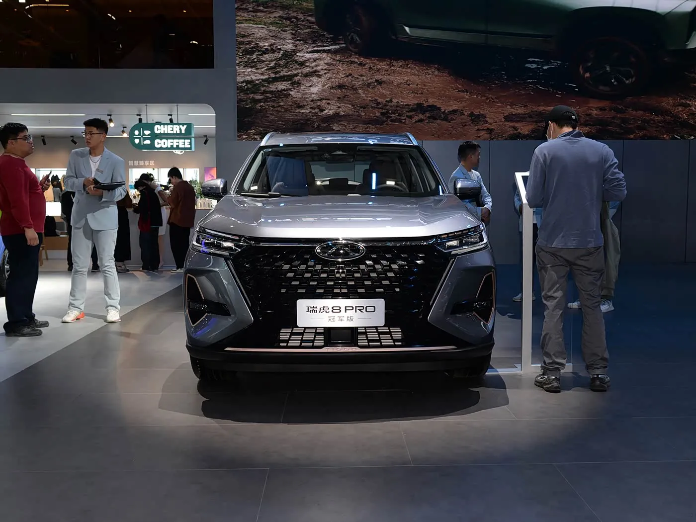 Chery Tiggo 8 Pro Luxe gezins-SUV Automatische versnellingsbak Achteruitrijcamera R18 Links Benzine Donker lederen stoelen Euro VI-emissie AWD