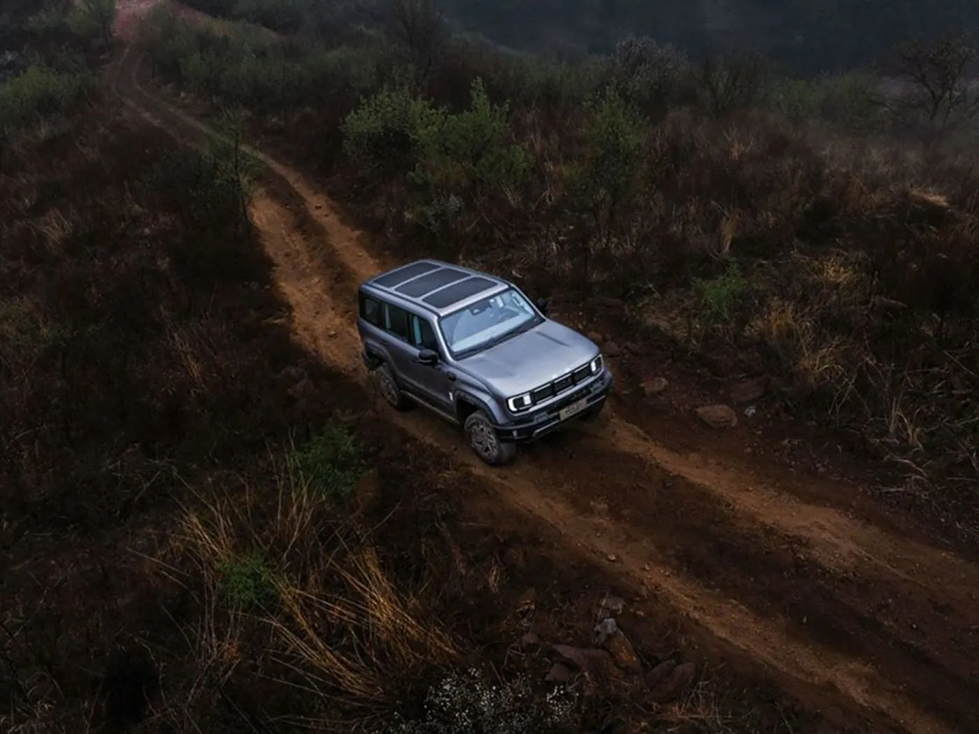 Beijing offroad BJ40 compacte SUV met 4WD, tank van 85 liter en panoramische camera met lange wielbasis
